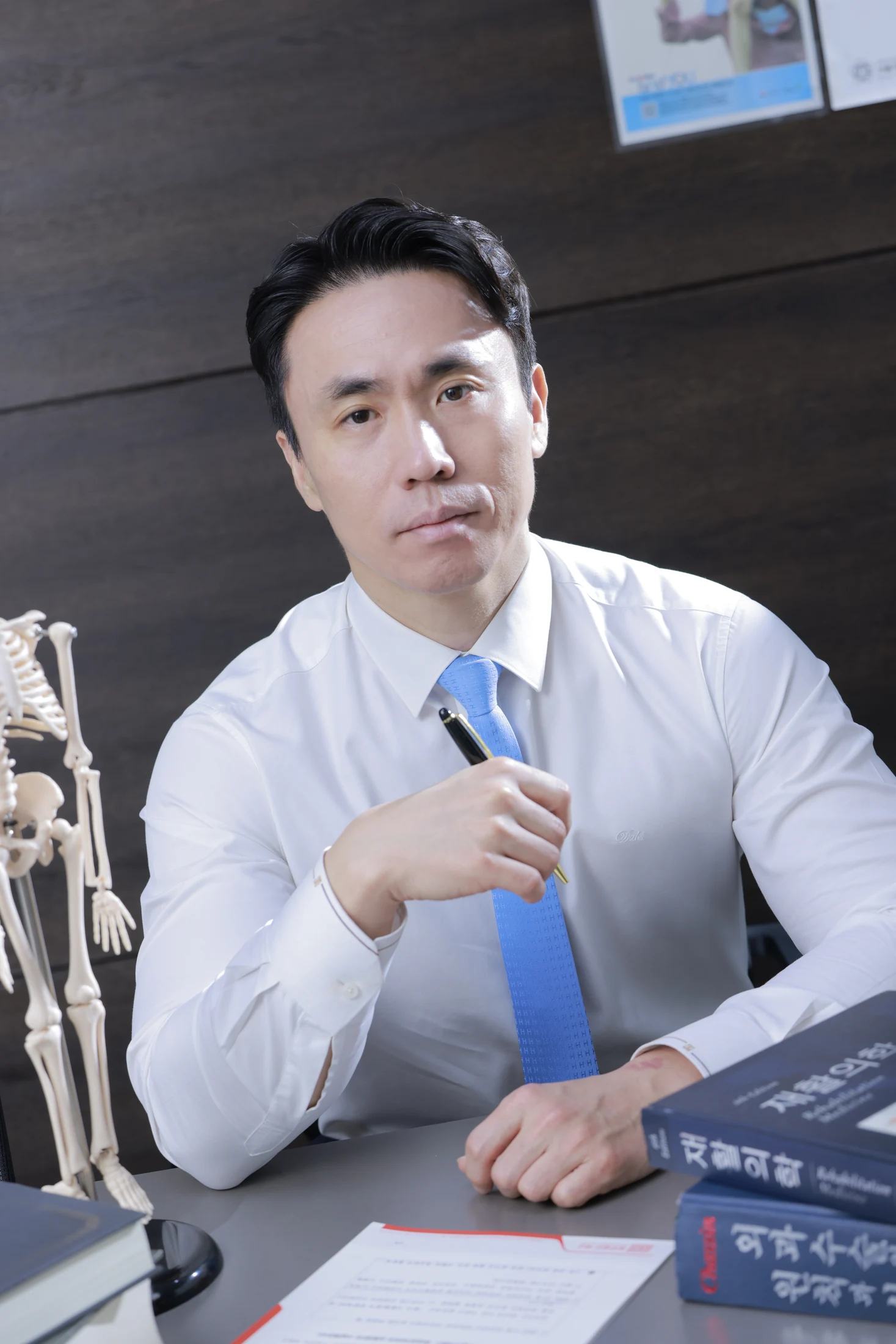 의학 서적과 해부 모형이 놓인 책상 앞 윤태중 변호사